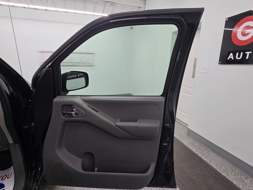 Nissan Frontier LE Crew Cab 2WD 2009