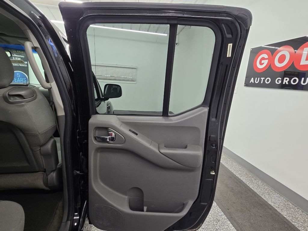 Nissan Frontier LE Crew Cab 2WD 2009