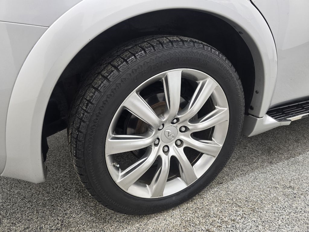 Infiniti QX56 2WD 2011