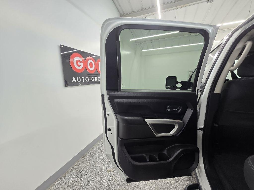 Nissan Titan Platinum Reserve Crew Cab 4WD 2021