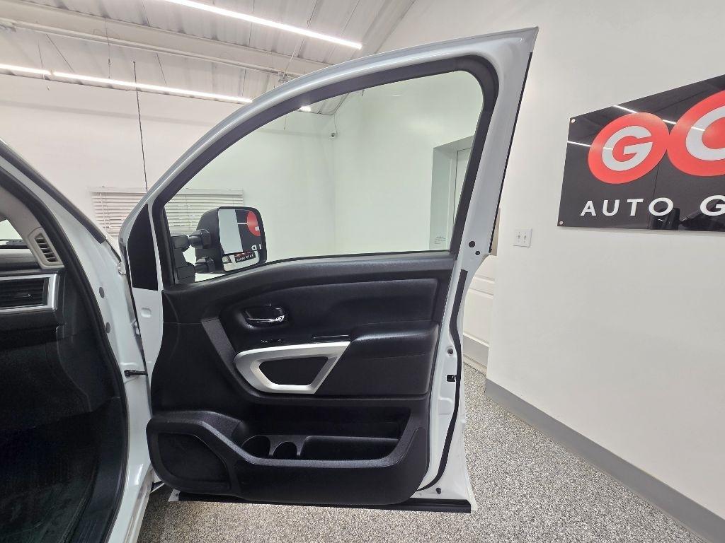 Nissan Titan Platinum Reserve Crew Cab 4WD 2021