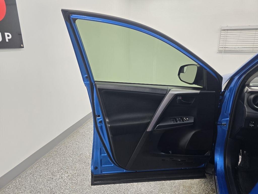 Toyota RAV4 LE FWD 2018