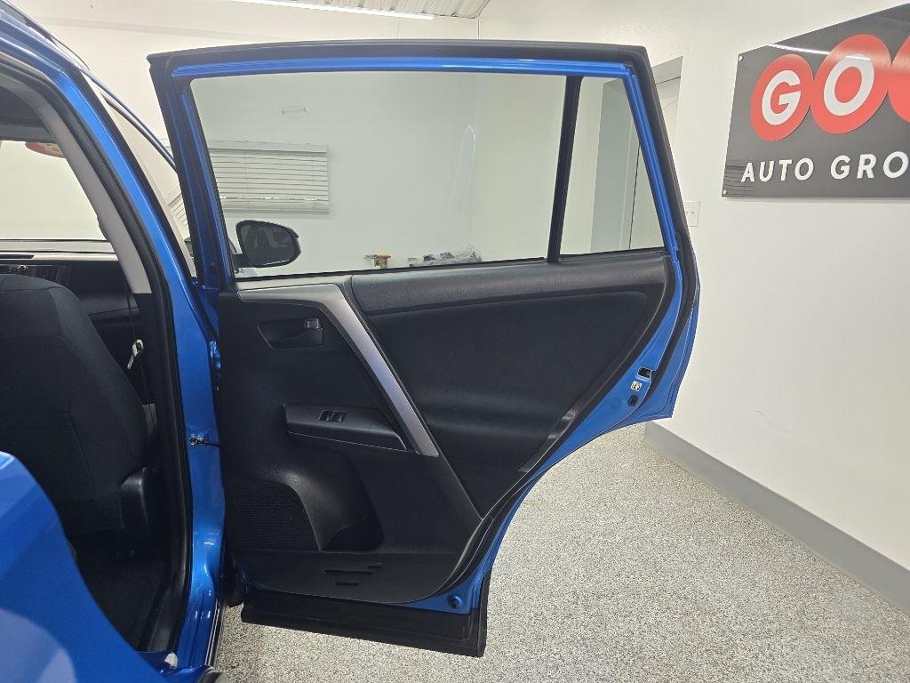 Toyota RAV4 LE FWD 2018