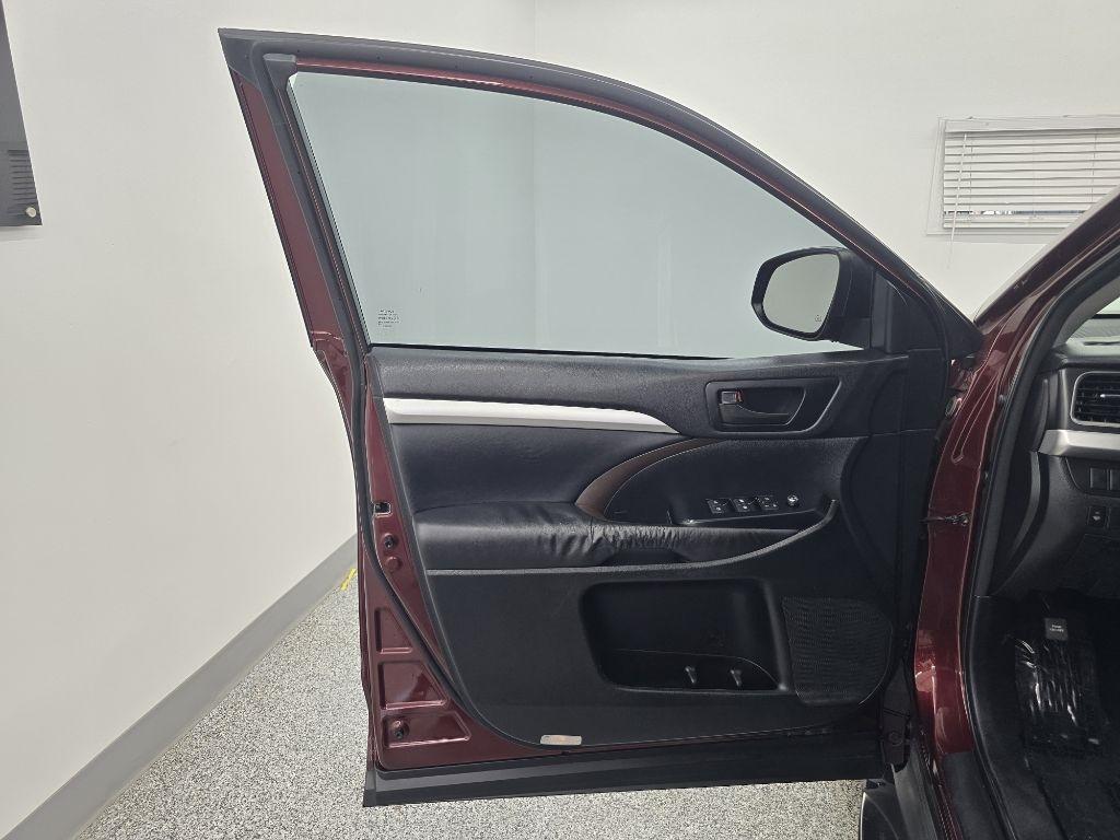 Toyota Highlander LE FWD V6 2016