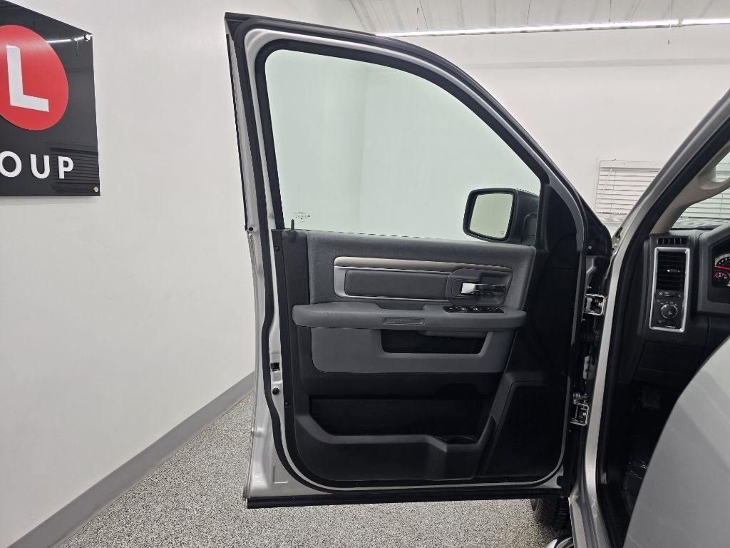 RAM 1500 SLT Crew Cab SWB 2WD 2016