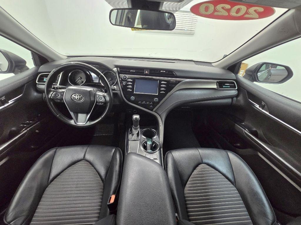 Toyota Camry SE 2020