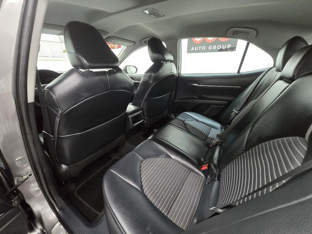 Toyota Camry SE 2020