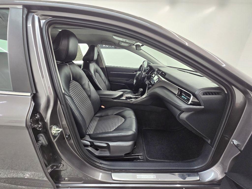 Toyota Camry SE 2020