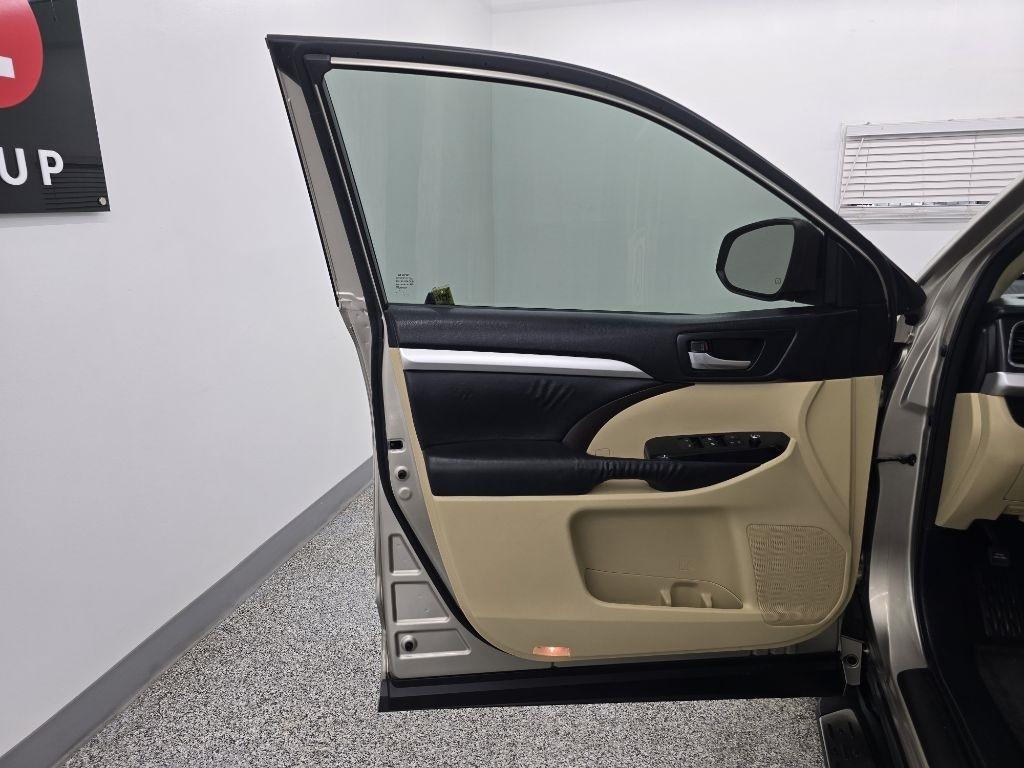 Toyota Highlander XLE FWD V6 2015