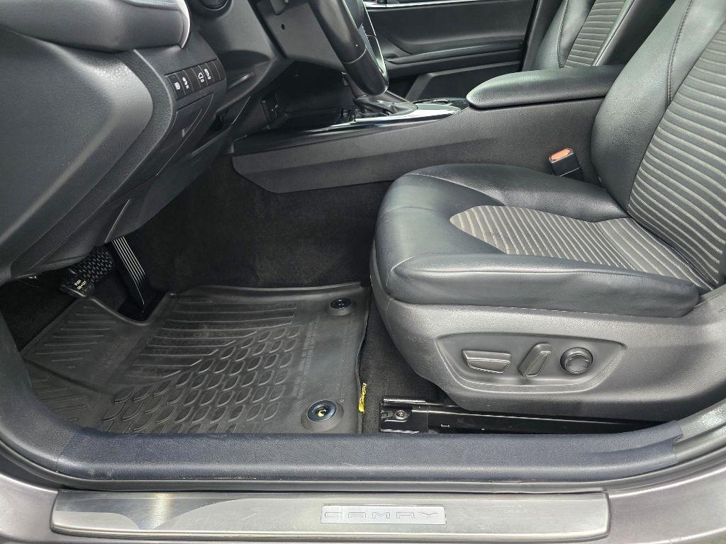 Toyota Camry SE 2020