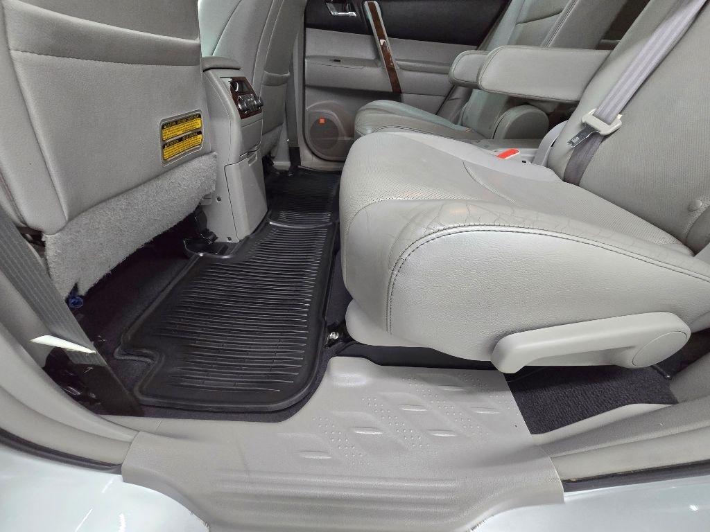 Toyota Highlander Limited 2WD 2013