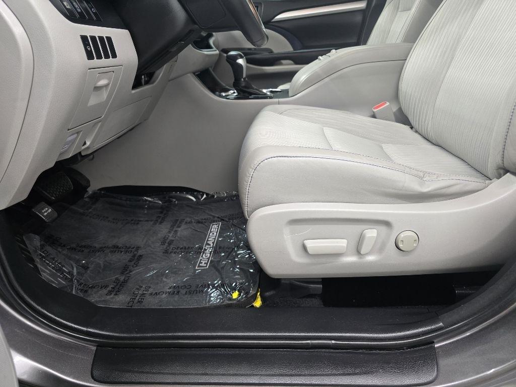 Toyota Highlander LE Plus FWD V6 2017
