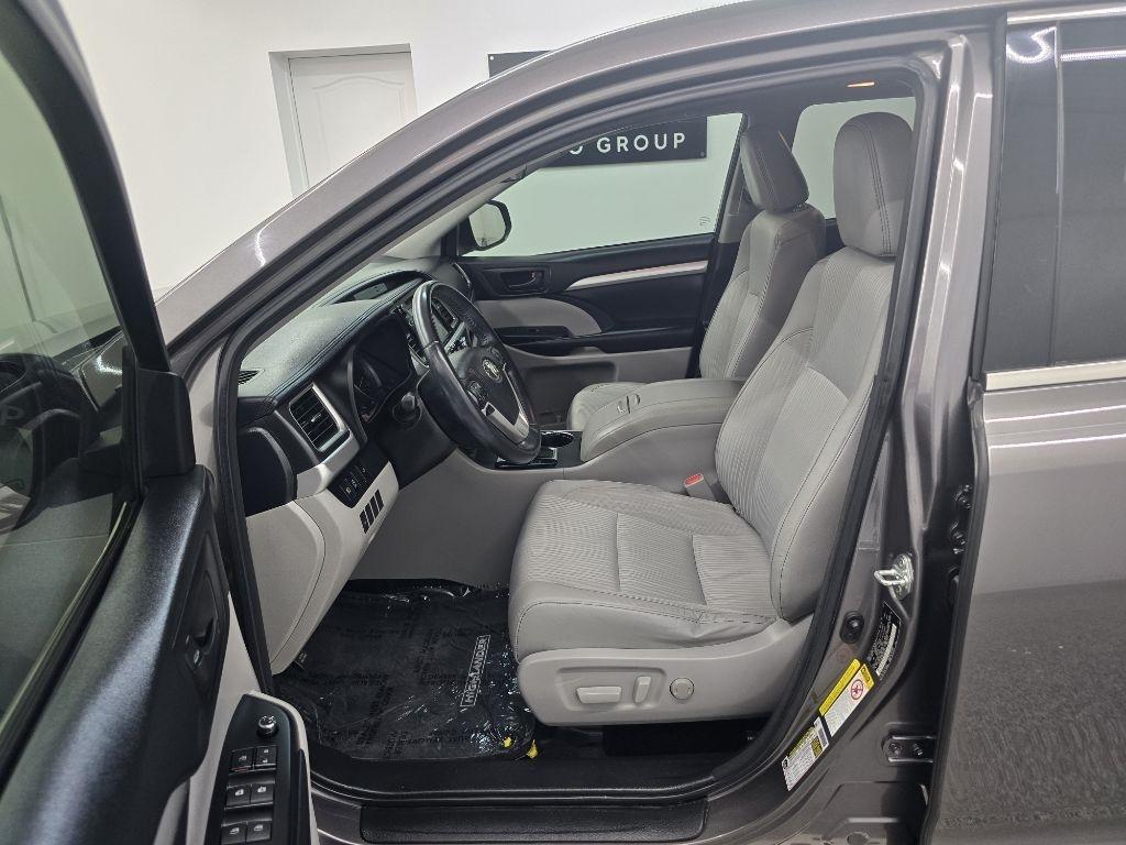 Toyota Highlander LE Plus FWD V6 2017