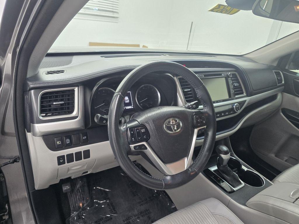 Toyota Highlander LE Plus FWD V6 2017