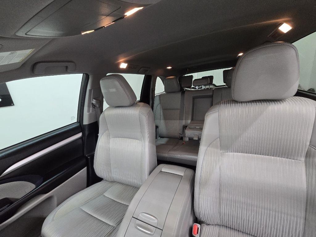 Toyota Highlander LE Plus FWD V6 2017