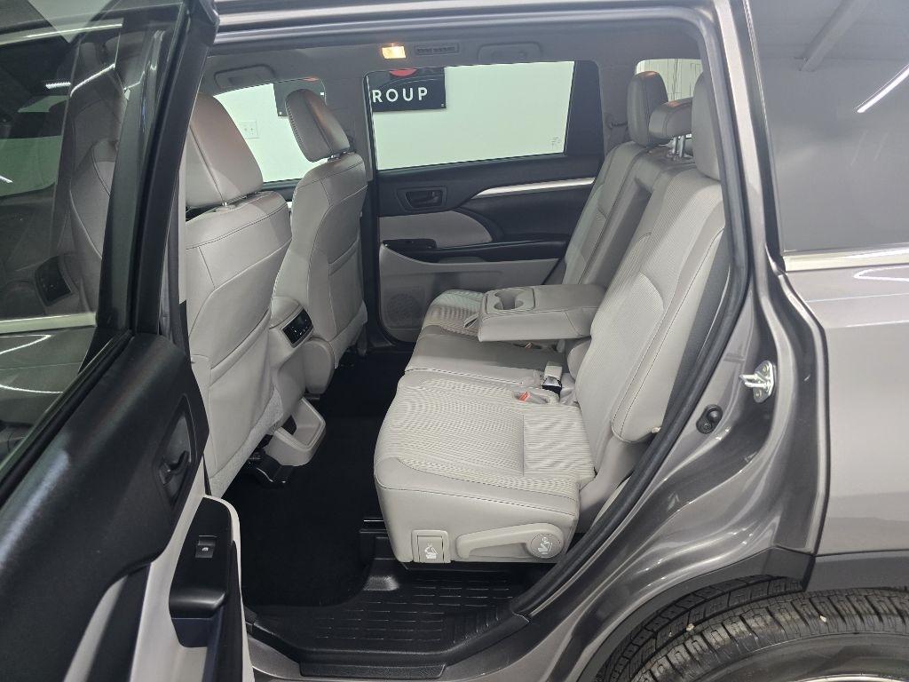 Toyota Highlander LE Plus FWD V6 2017