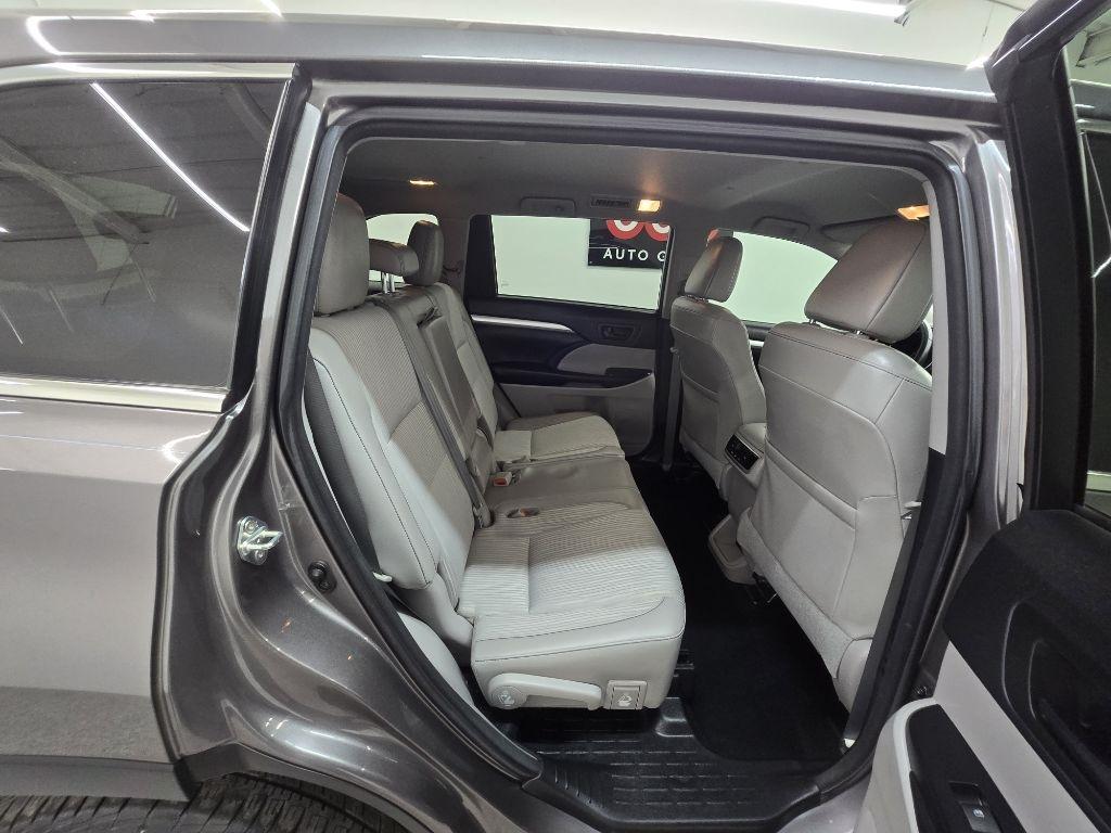 Toyota Highlander LE Plus FWD V6 2017
