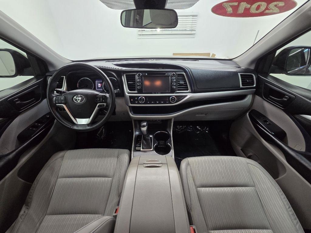 Toyota Highlander LE Plus FWD V6 2017