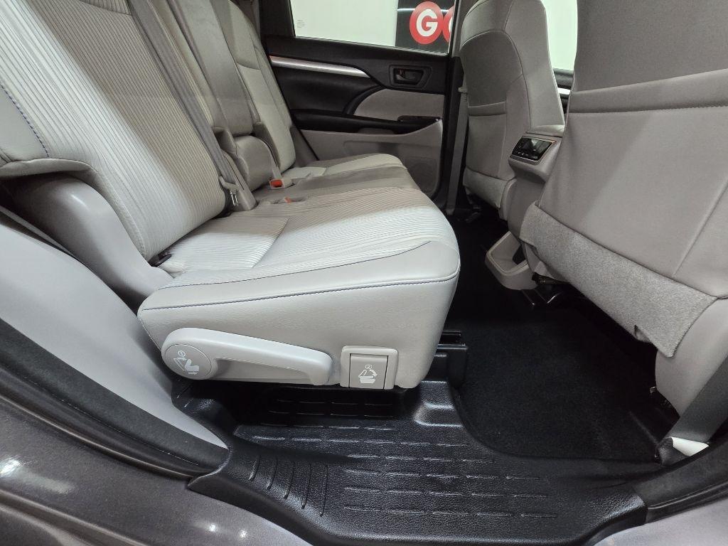 Toyota Highlander LE Plus FWD V6 2017