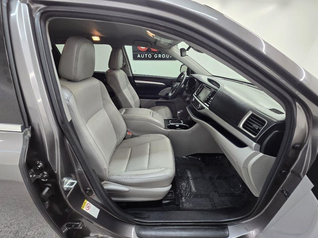 Toyota Highlander LE Plus FWD V6 2017