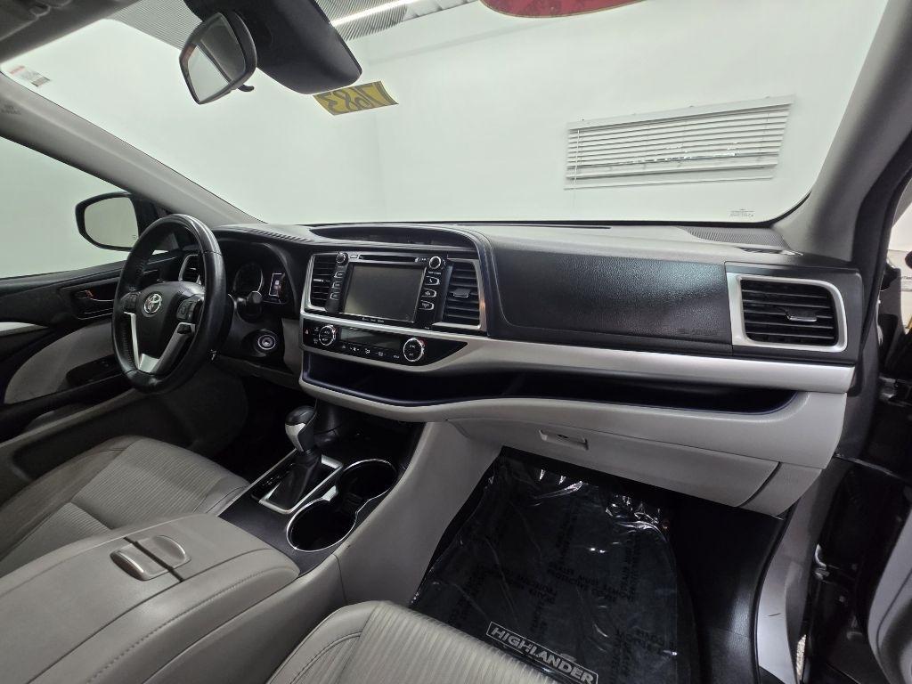 Toyota Highlander LE Plus FWD V6 2017