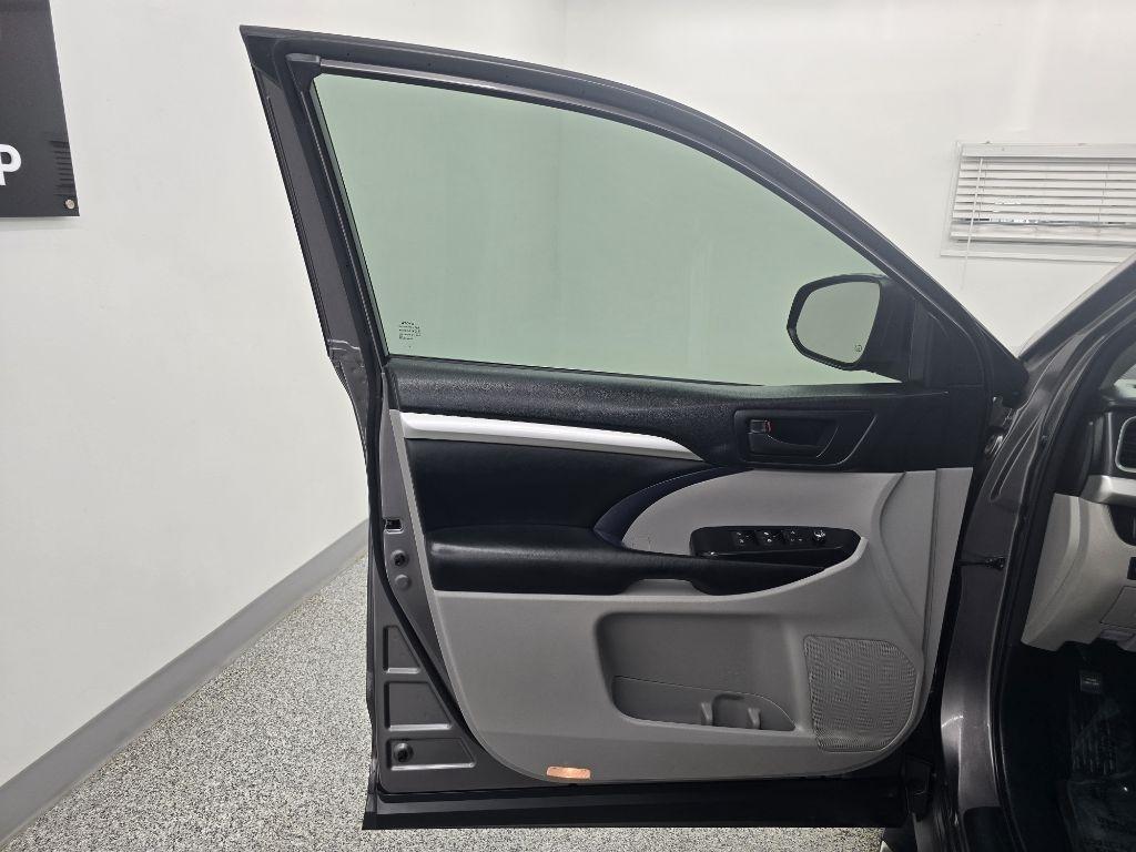 Toyota Highlander LE Plus FWD V6 2017