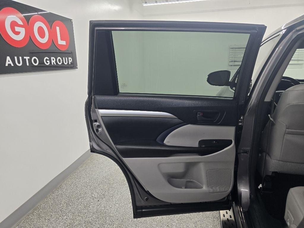 Toyota Highlander LE Plus FWD V6 2017