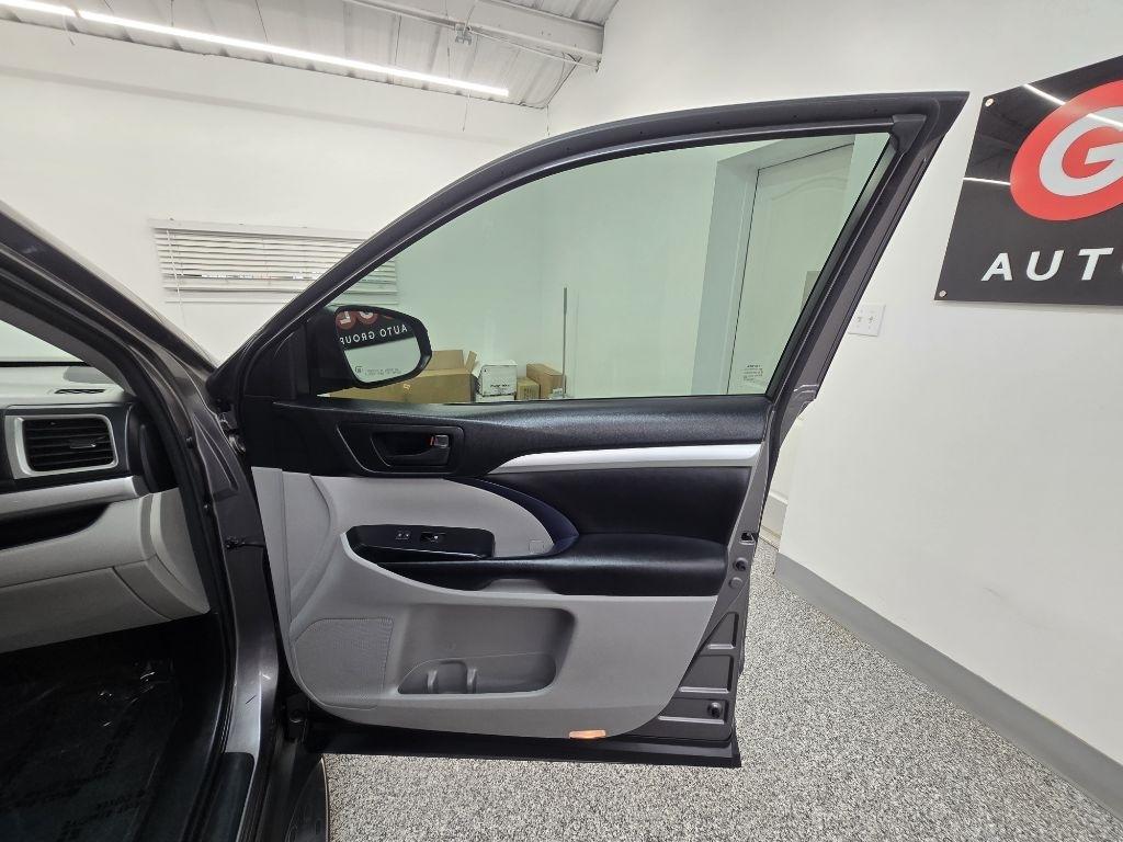 Toyota Highlander LE Plus FWD V6 2017
