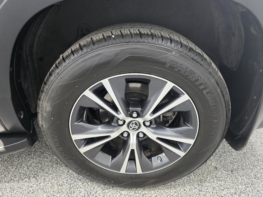 Toyota Highlander LE Plus FWD V6 2017