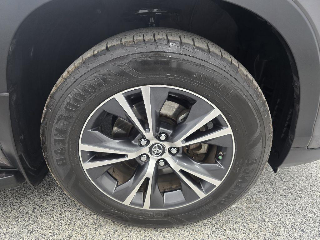 Toyota Highlander LE Plus FWD V6 2017