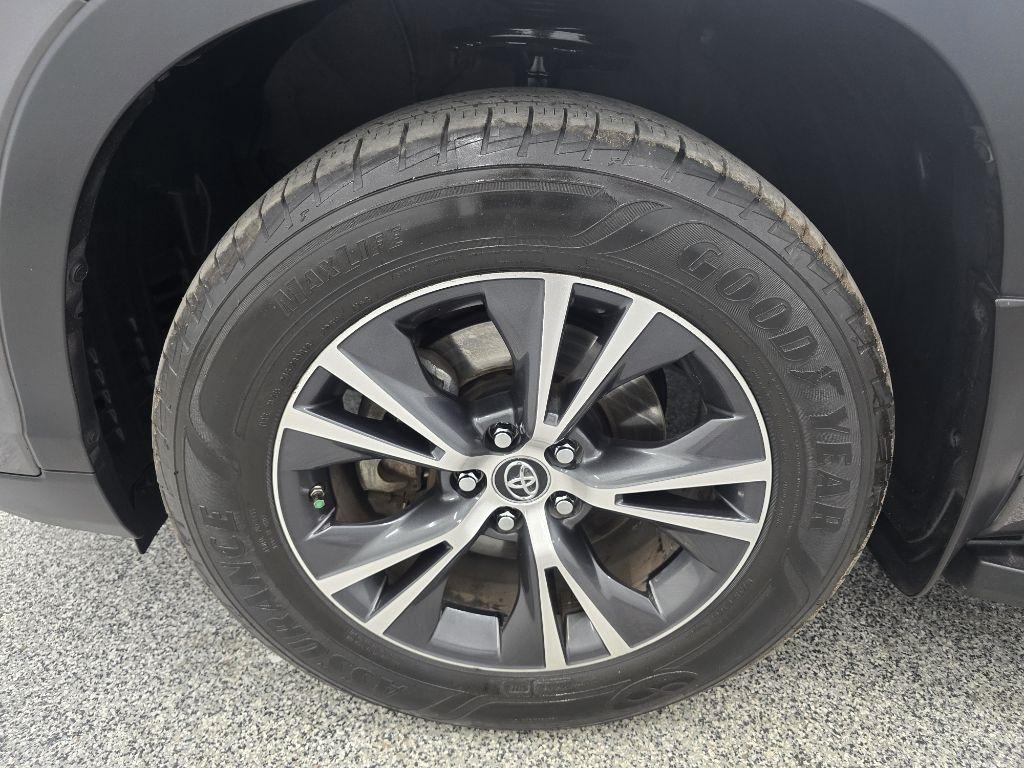 Toyota Highlander LE Plus FWD V6 2017
