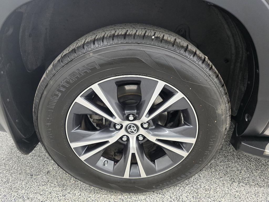Toyota Highlander LE Plus FWD V6 2017