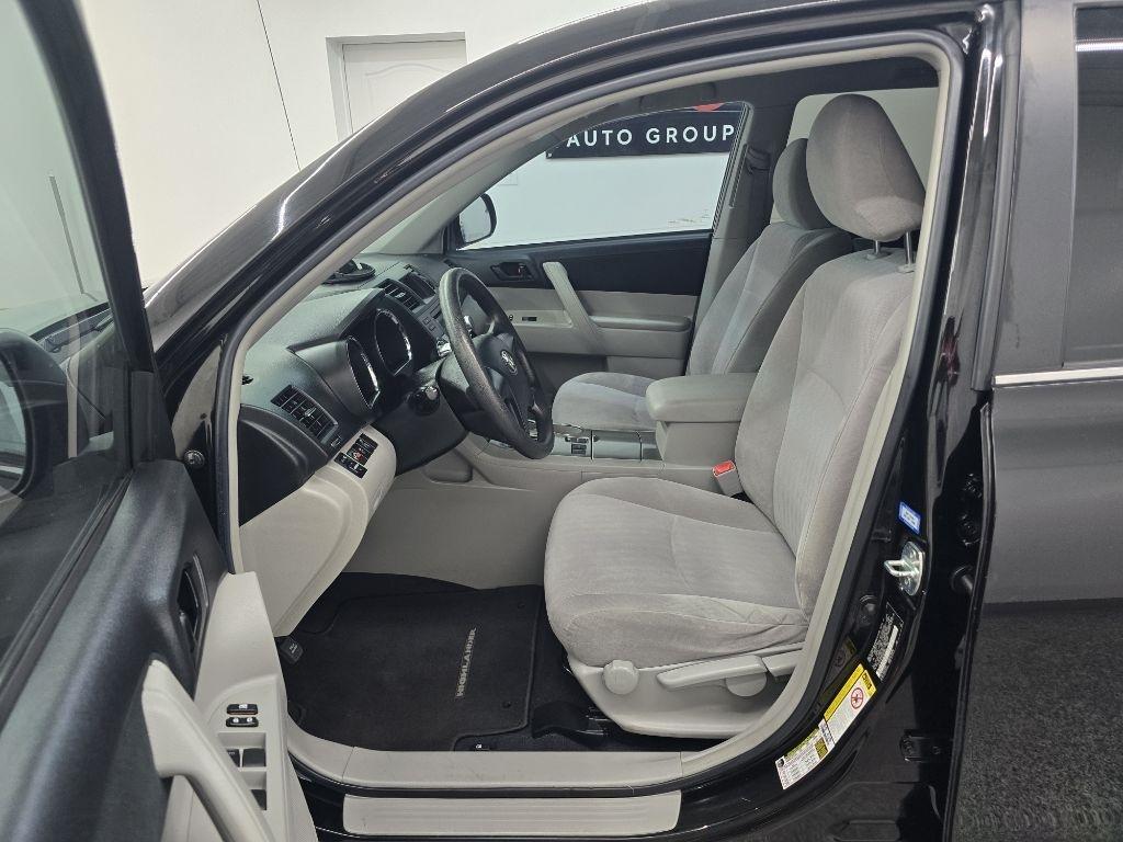 Toyota Highlander Base 2WD V6 2012