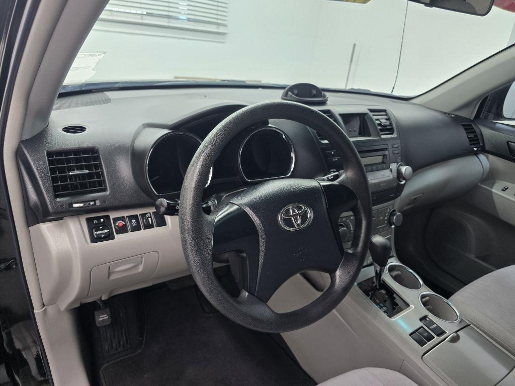 Toyota Highlander Base 2WD V6 2012