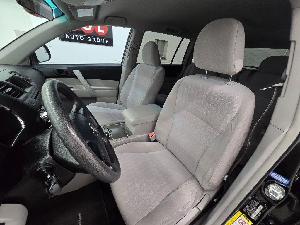 Toyota Highlander Base 2WD V6 2012