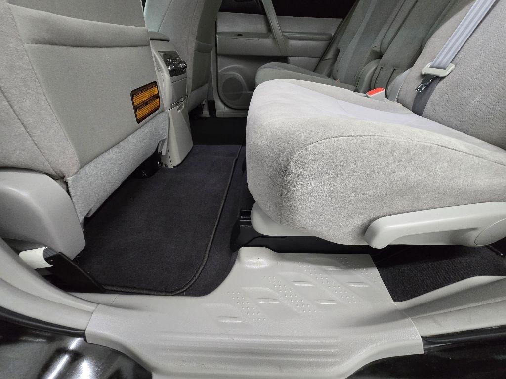 Toyota Highlander Base 2WD V6 2012