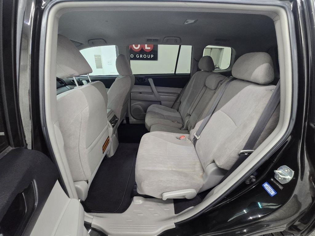 Toyota Highlander Base 2WD V6 2012