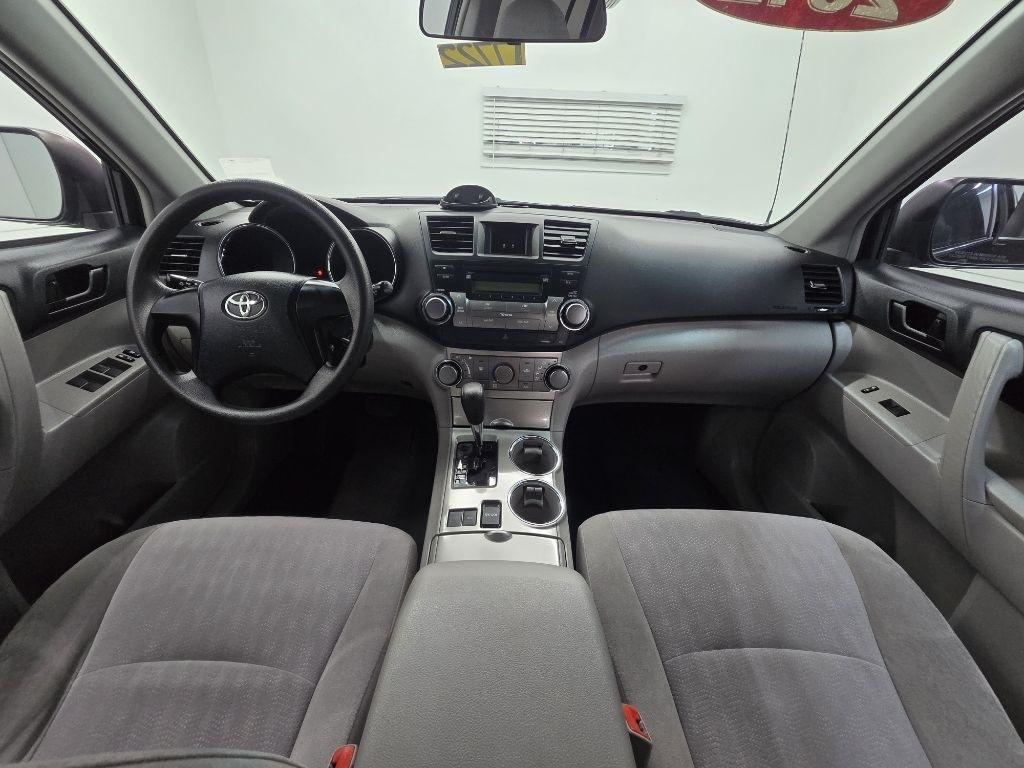 Toyota Highlander Base 2WD V6 2012