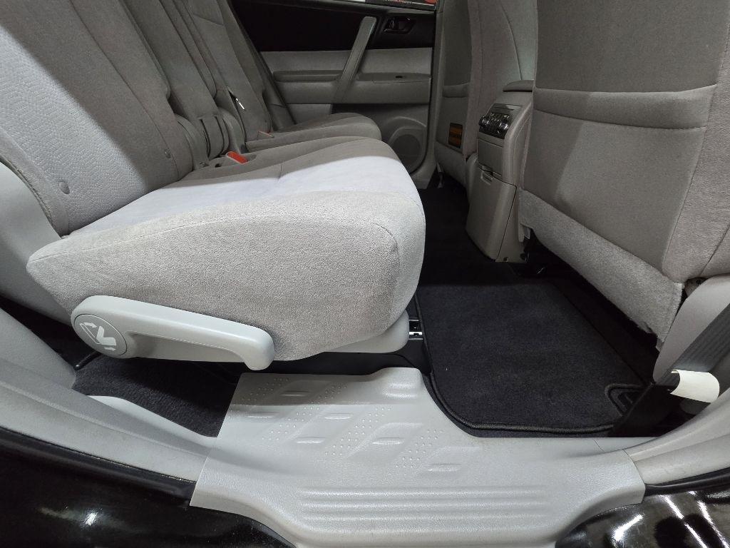 Toyota Highlander Base 2WD V6 2012