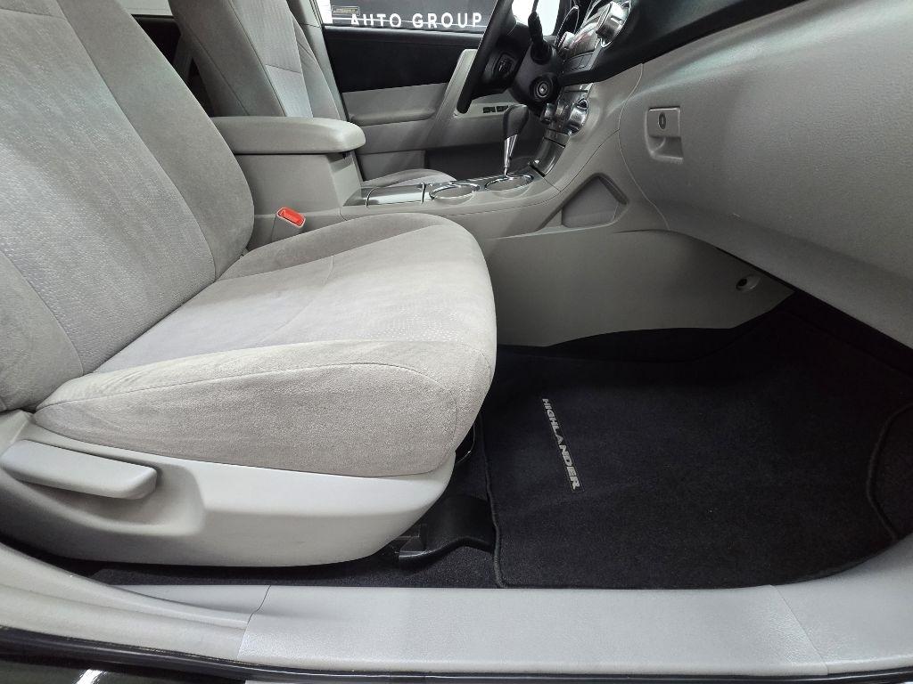 Toyota Highlander Base 2WD V6 2012