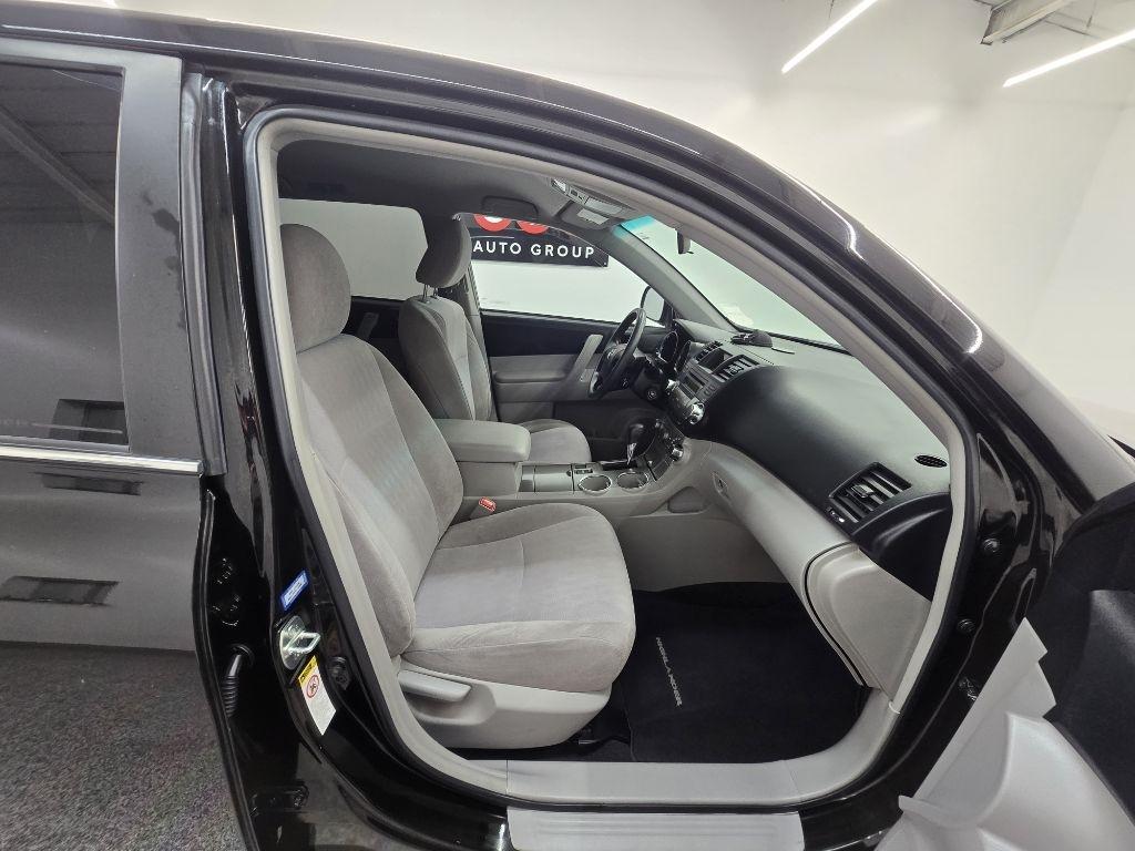 Toyota Highlander Base 2WD V6 2012