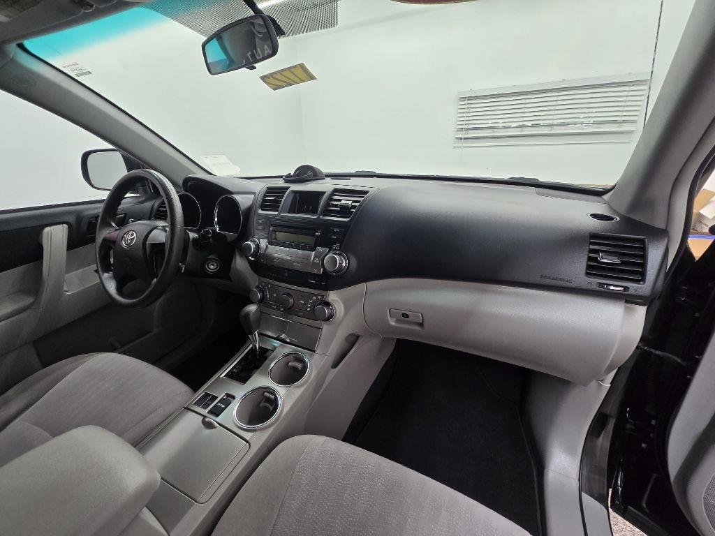 Toyota Highlander Base 2WD V6 2012