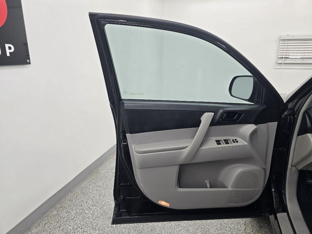 Toyota Highlander Base 2WD V6 2012