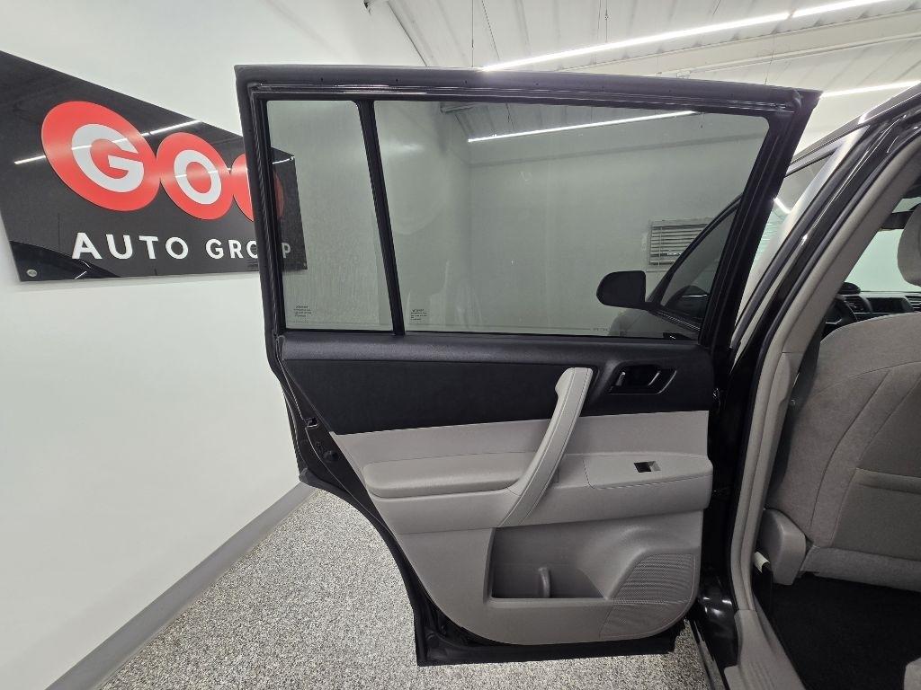 Toyota Highlander Base 2WD V6 2012