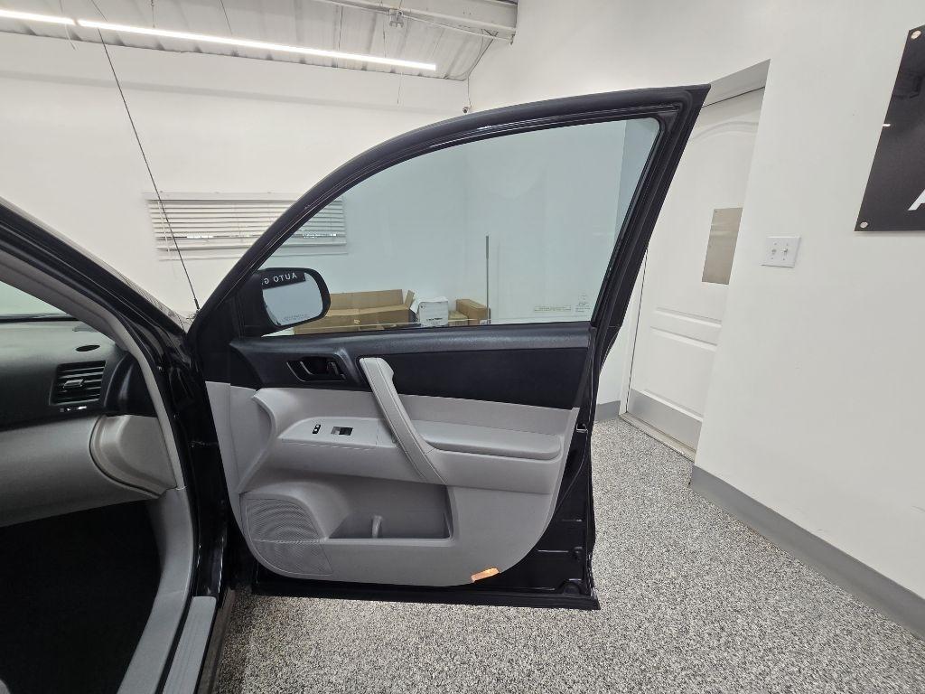 Toyota Highlander Base 2WD V6 2012