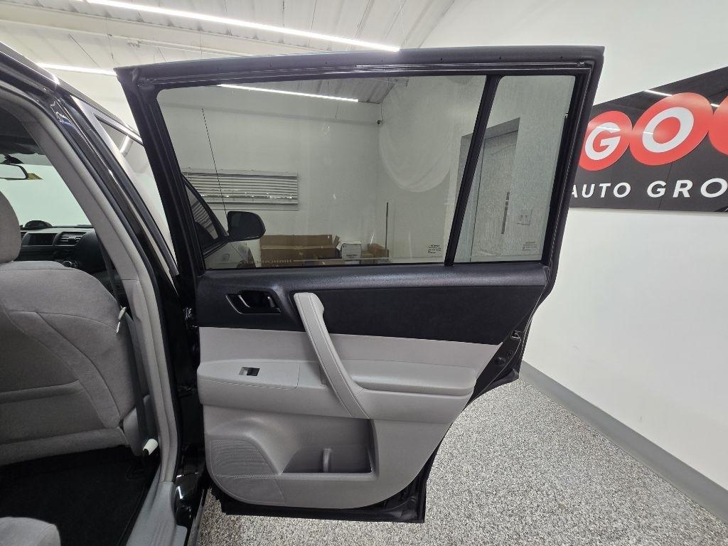 Toyota Highlander Base 2WD V6 2012
