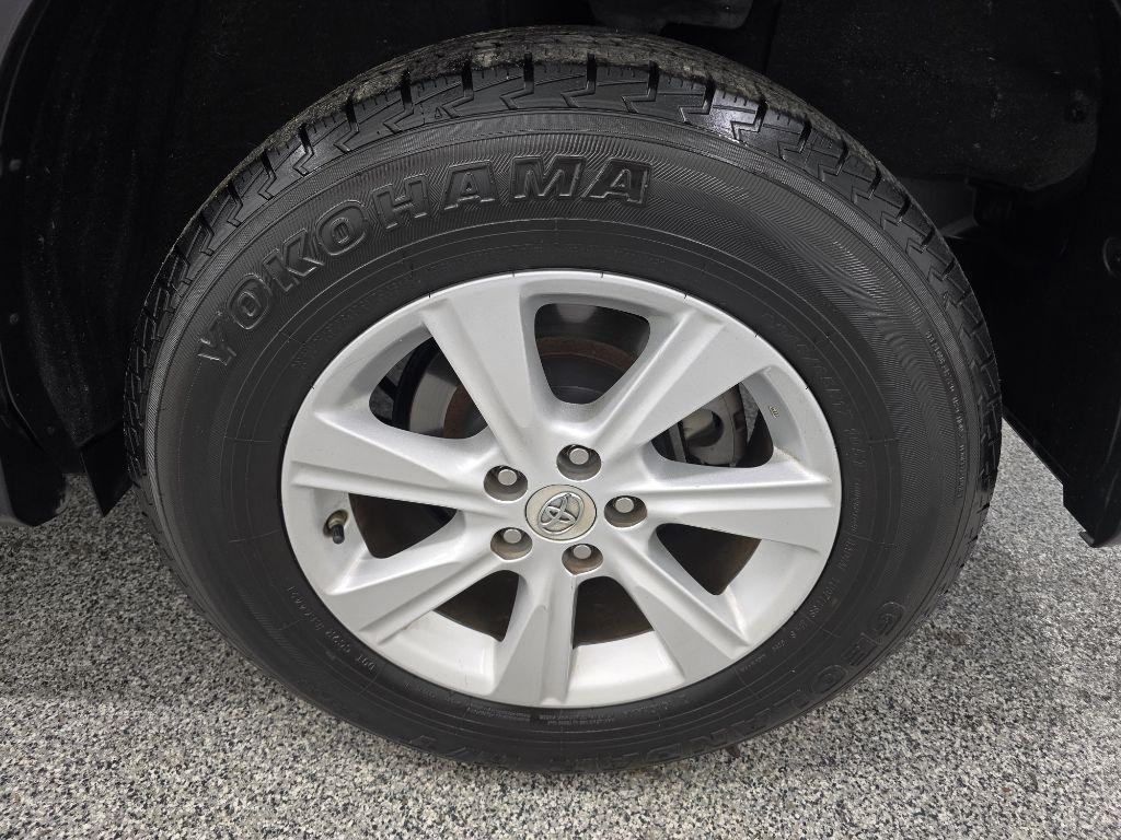 Toyota Highlander Base 2WD V6 2012