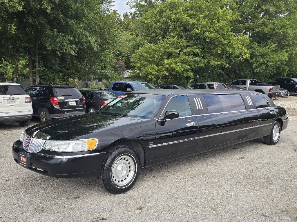 Lincoln Town Car Limousine 2002