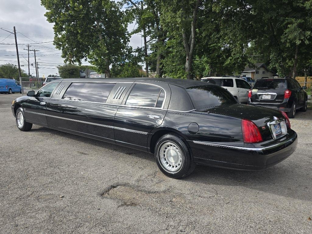 Lincoln Town Car Limousine 2002