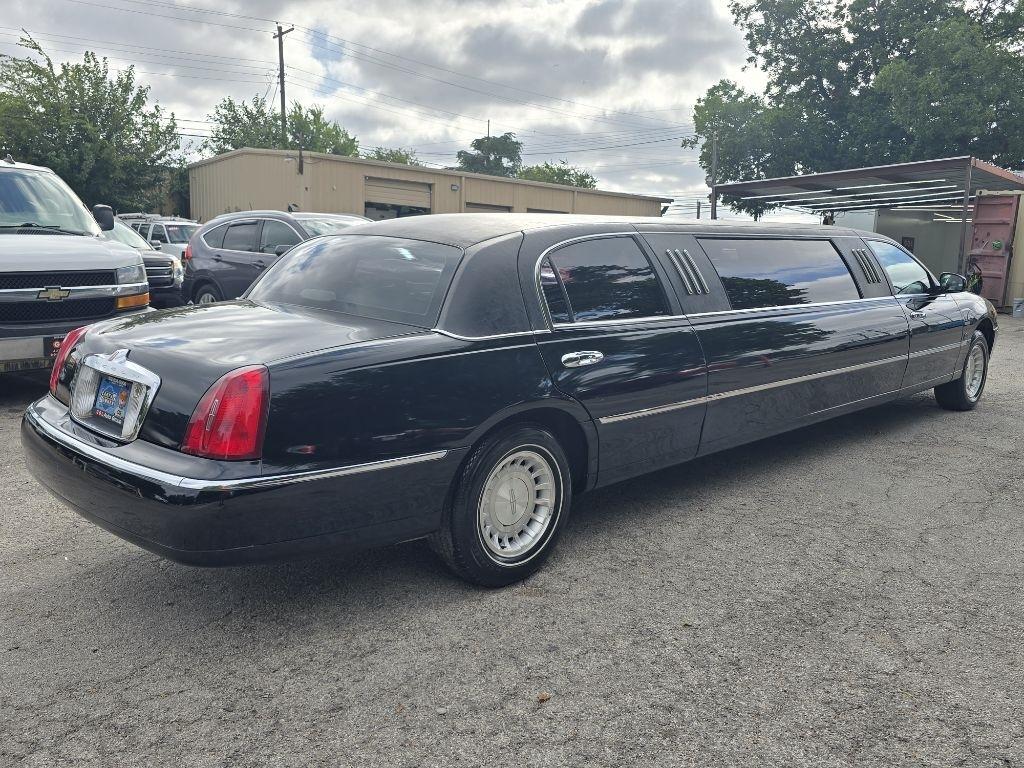 Lincoln Town Car Limousine 2002